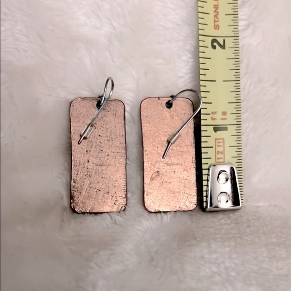 LIKE NEW! 🤠 VTG RUSTIC 2-D HAMMERED COPPER GUN PISTOL DANGLE FISH-HOOK EARRINGS - Picture 7 of 7